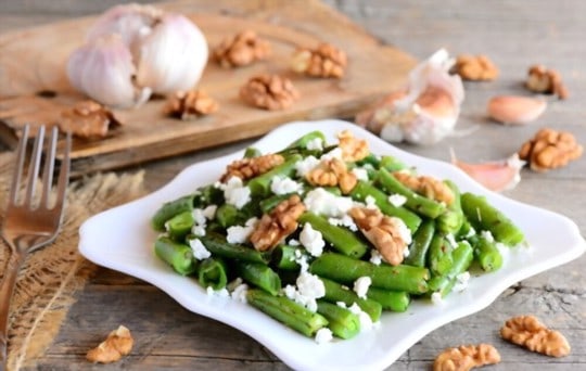 creamy green beans with bacon bits