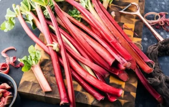 what does rhubarb taste like raw cooked